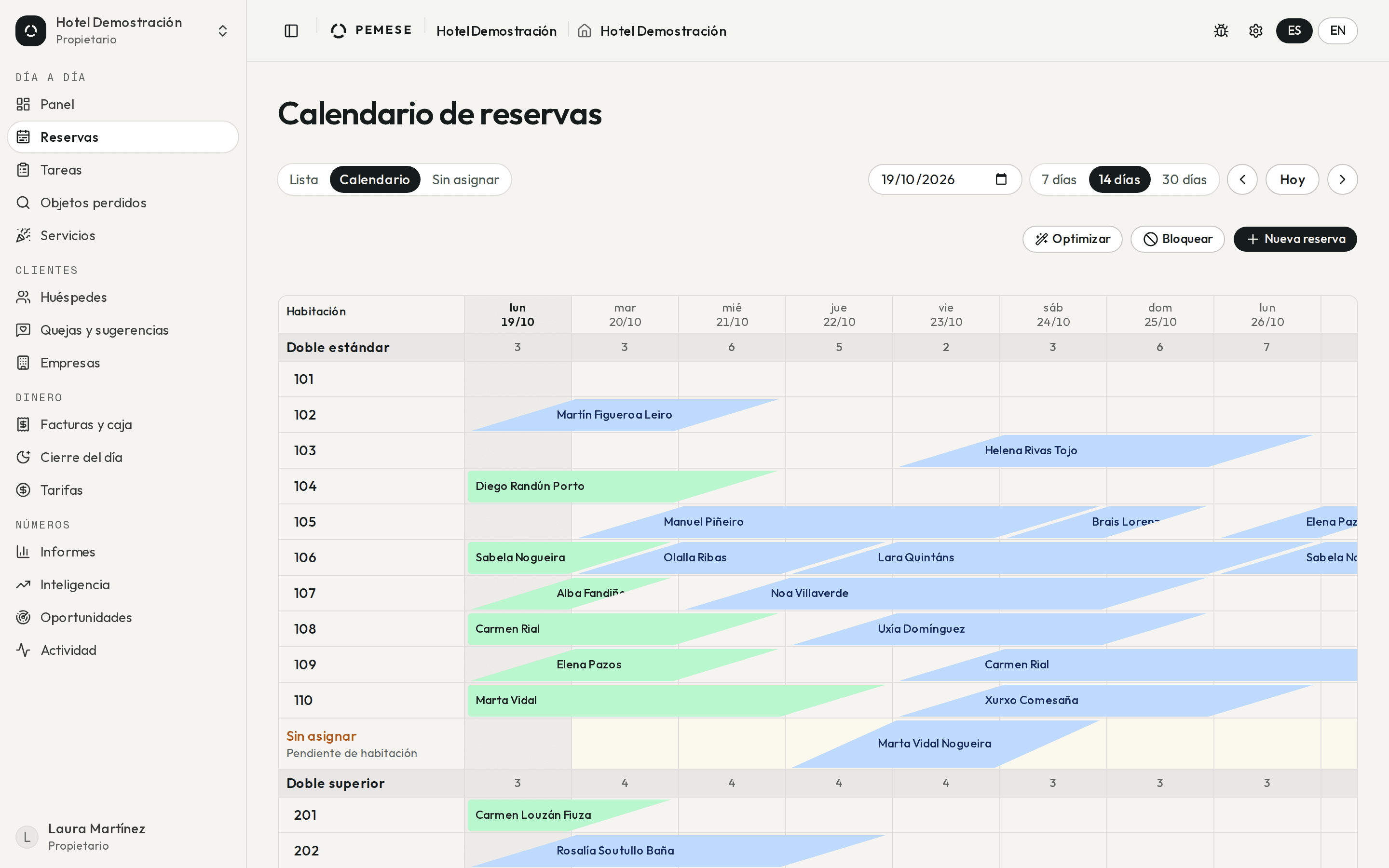 El calendario de reservas de la demostración: una fila por habitación, agrupadas por tipo, y la estancia de cada huésped noche a noche