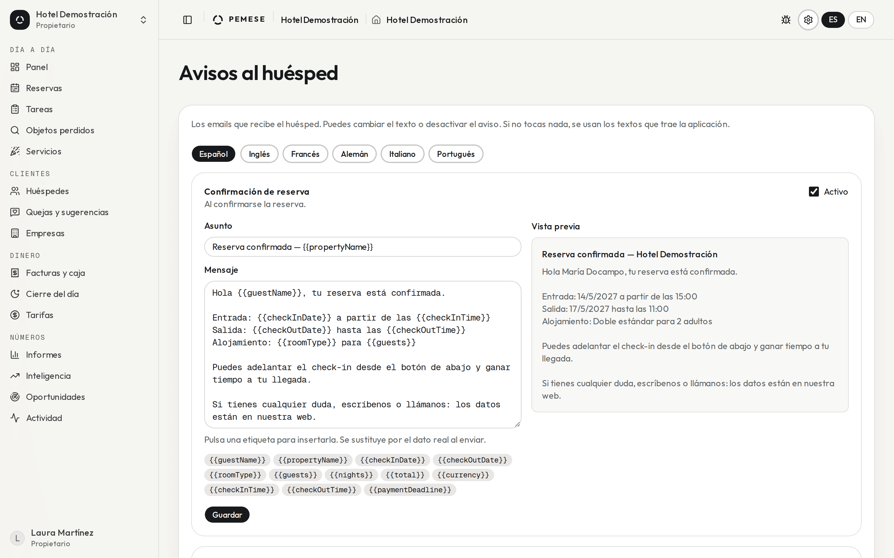 El editor de avisos al huésped de la demostración: la confirmación de reserva con sus etiquetas y la vista previa del correo