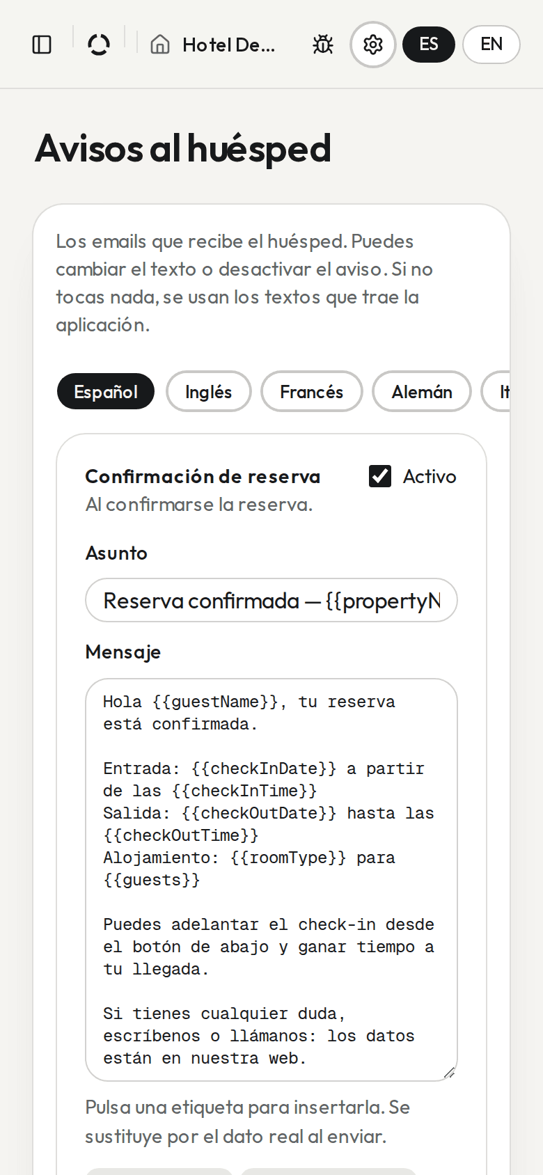 El editor de avisos al huésped en un móvil: la confirmación de reserva en español, con sus etiquetas